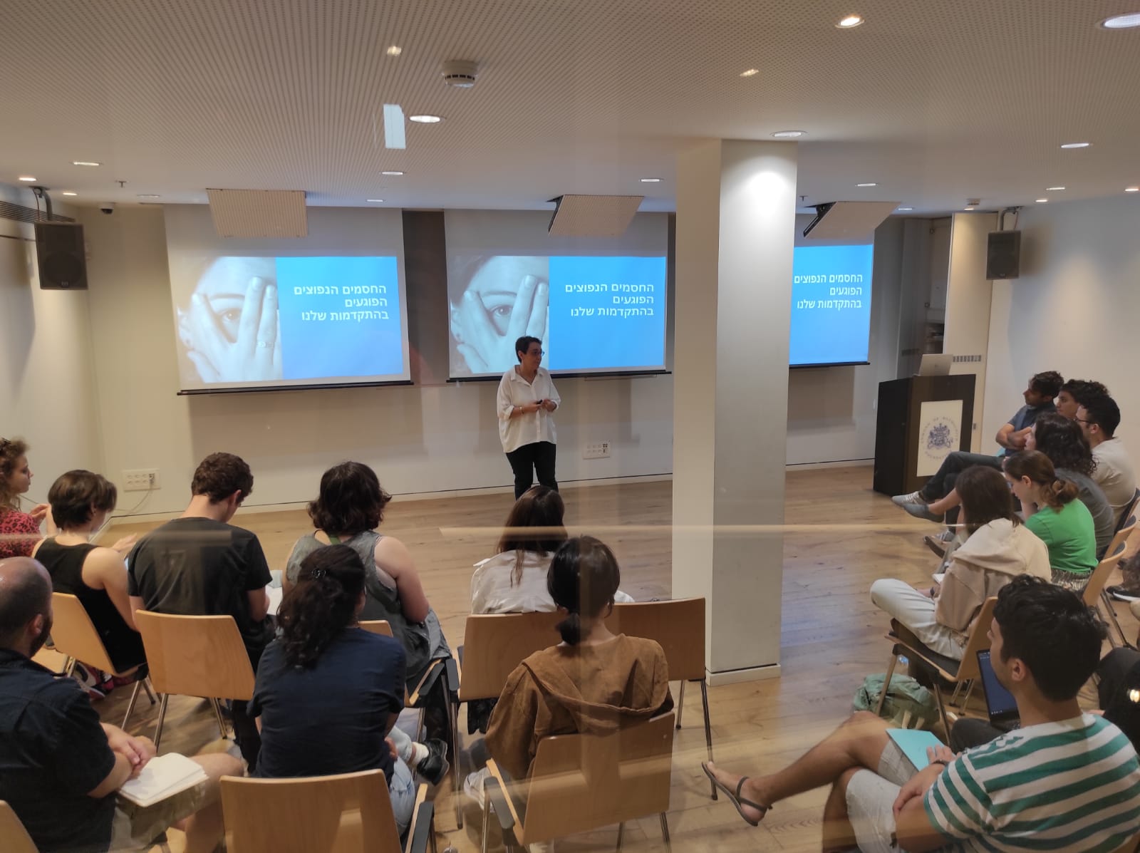 מילן בהרצאה